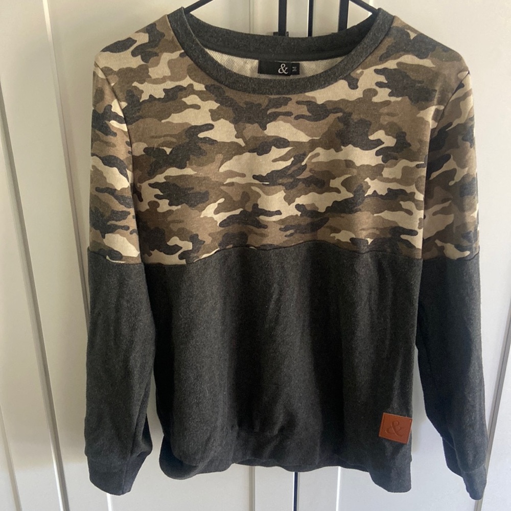 Lightweight & ave. camo crewneck